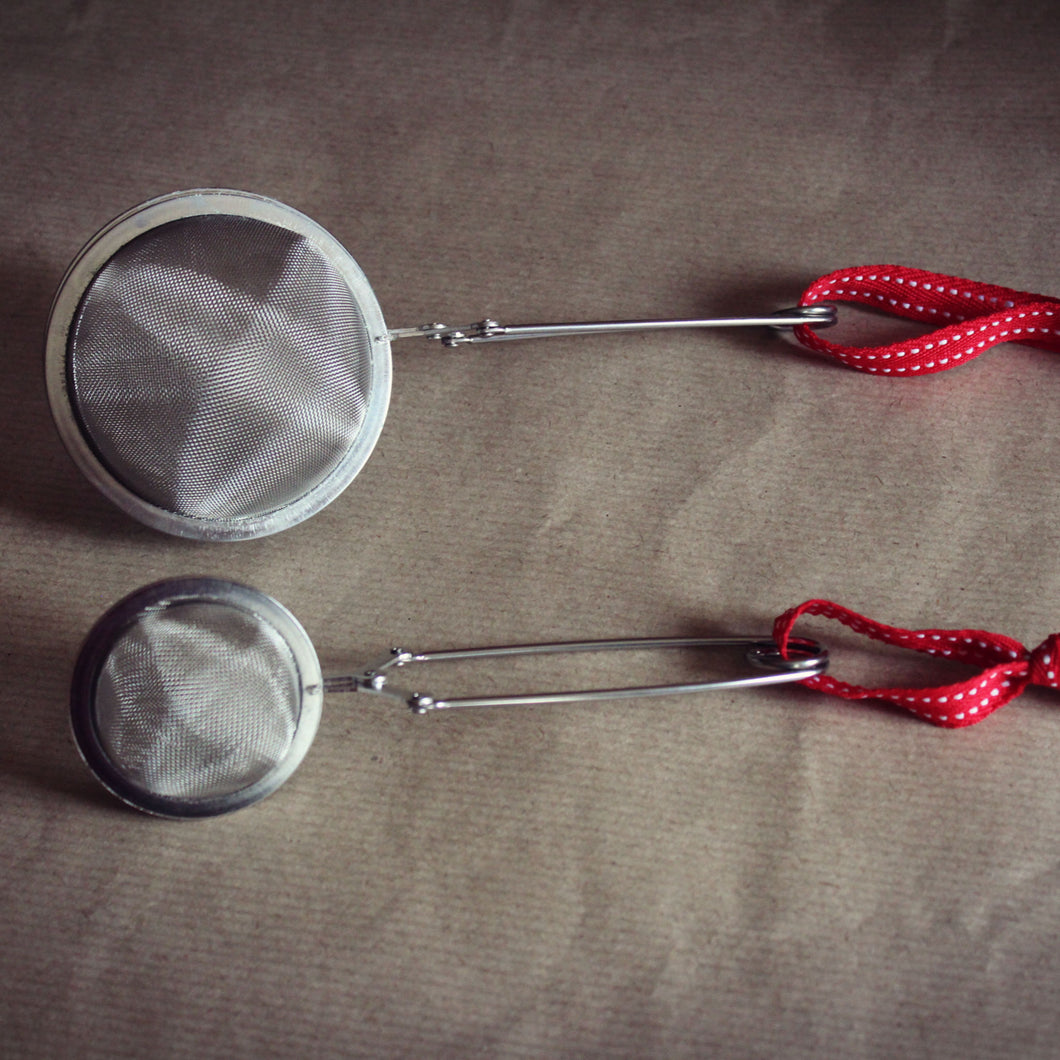 Metal tea infusers in two sizes