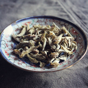 Dish of Yunnan Silver bud tea 
