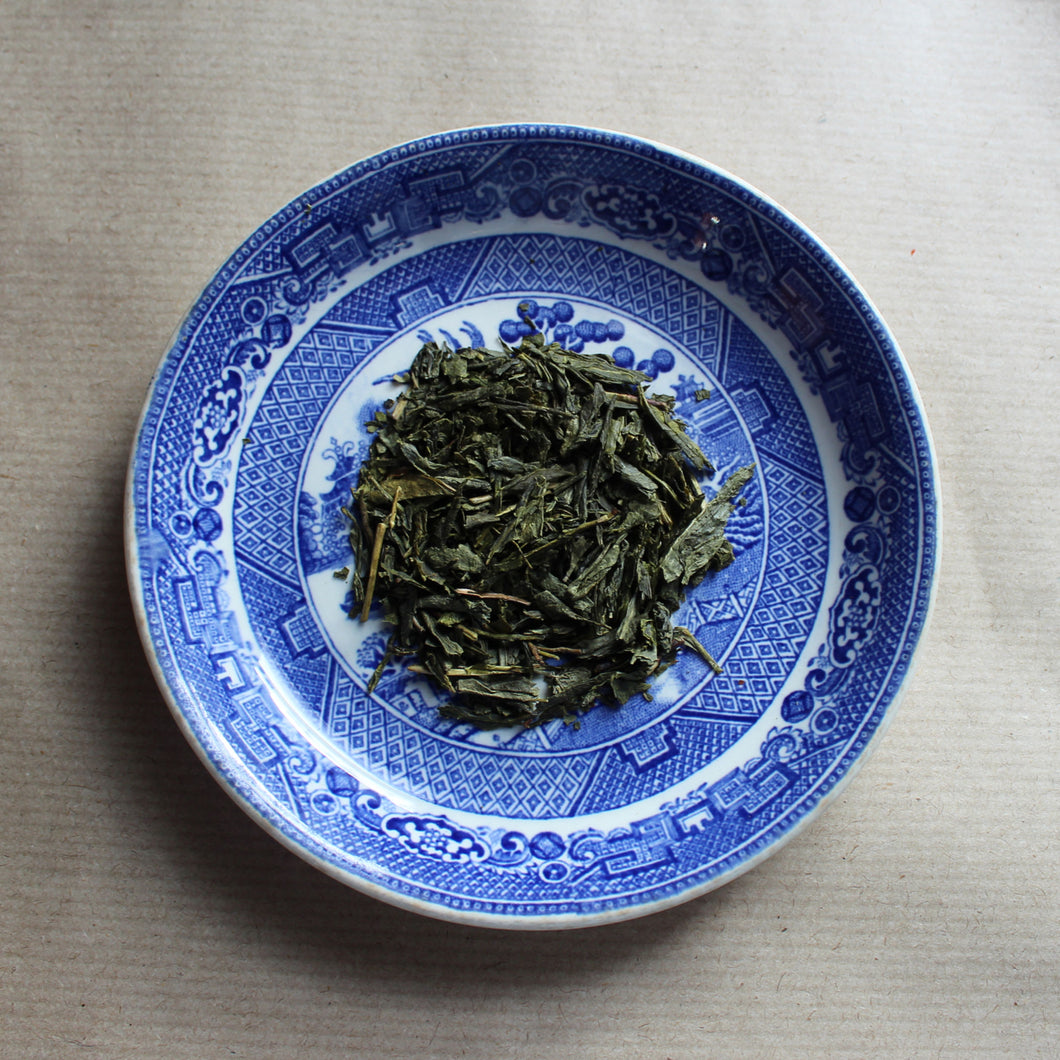 Organic china green tea on willow pattern plate