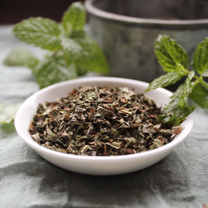 Peppermint green tea with mint leaves